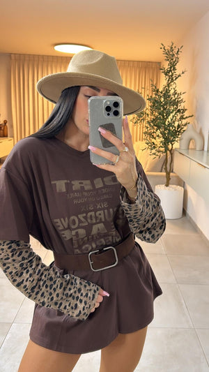 חולצת DIRT מבית גליתה רק בשני בוטיק מעצבים