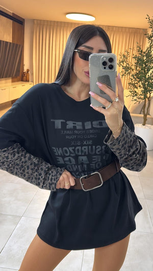 חולצת DIRT מבית גליתה רק בשני בוטיק מעצבים