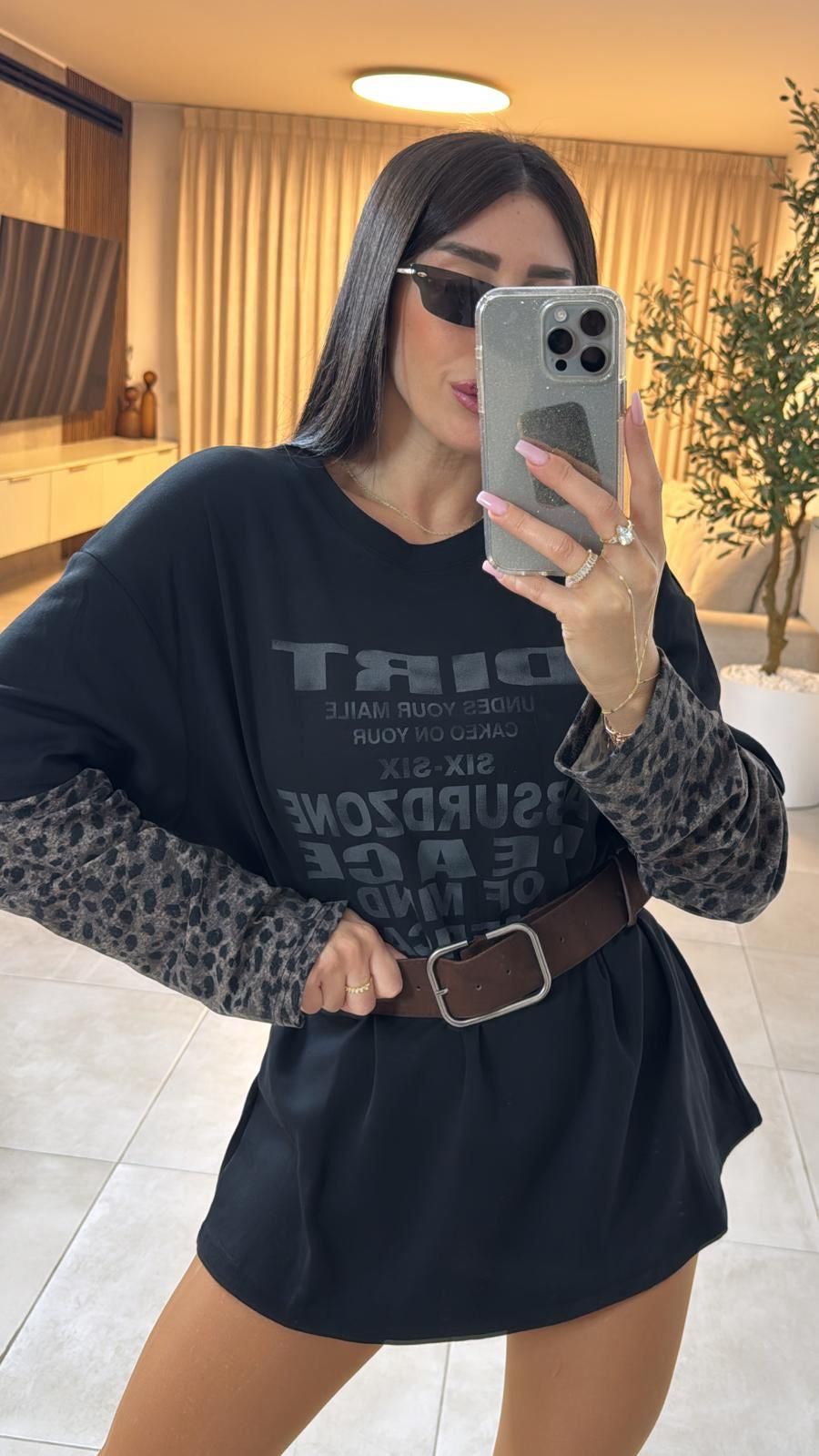 חולצת DIRT מבית גליתה רק בשני בוטיק מעצבים