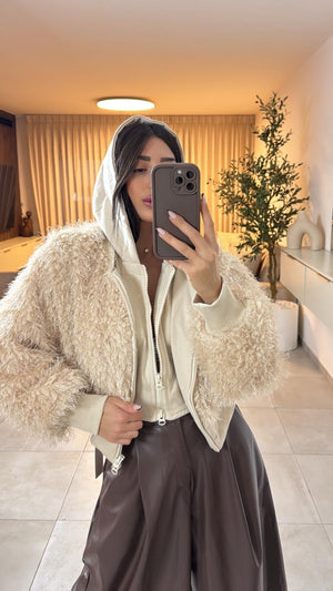 ג׳קט פרווה עם קפוצ׳ון ג'קט שמנת שני בוטיק מעצבים