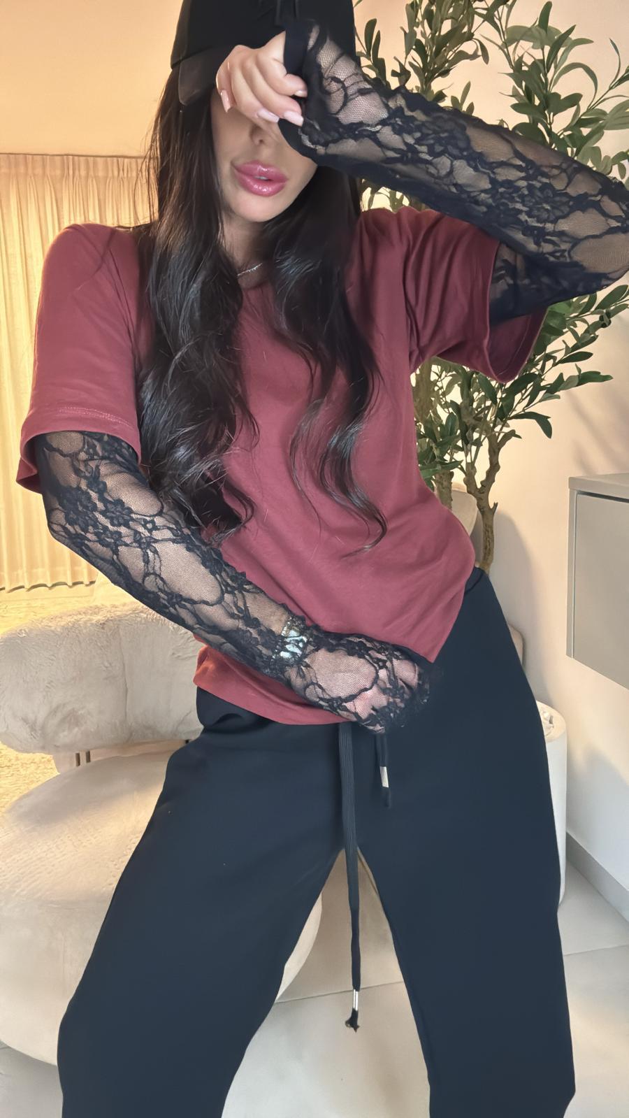 LACE TOP שחור מבית REALTY רק בשני בוטיק מעצבים