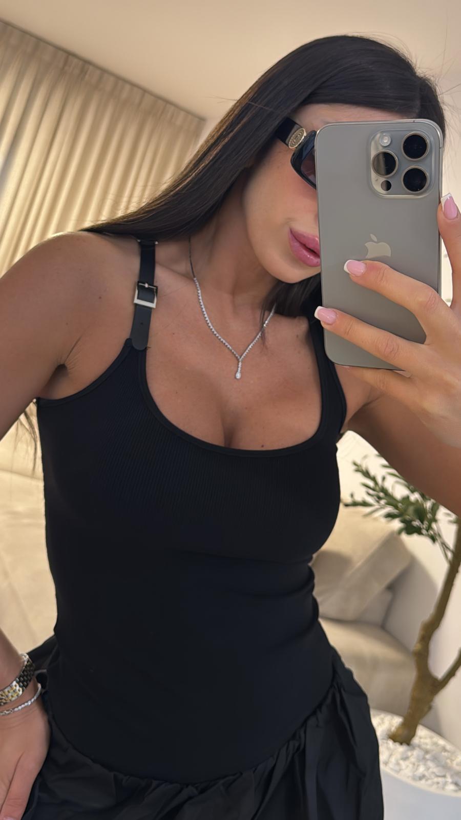 גופיה אבזם שחור מבית גליתה רק בשני בוטיק מעצבים
