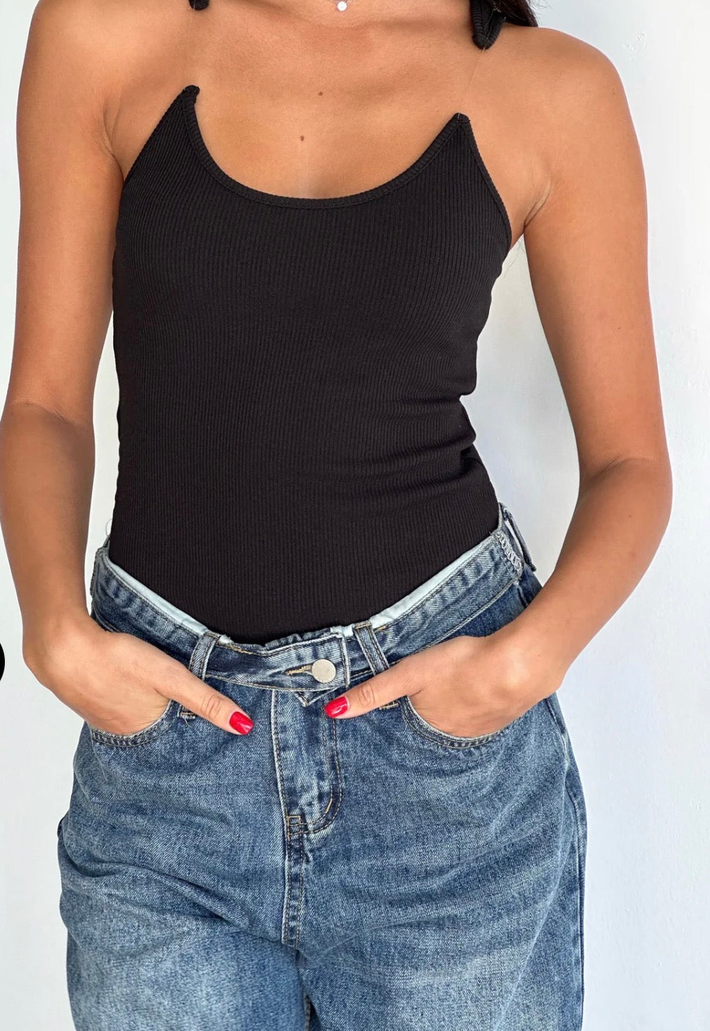 גופיית קלואה גופיה שחור O.S טיאגו