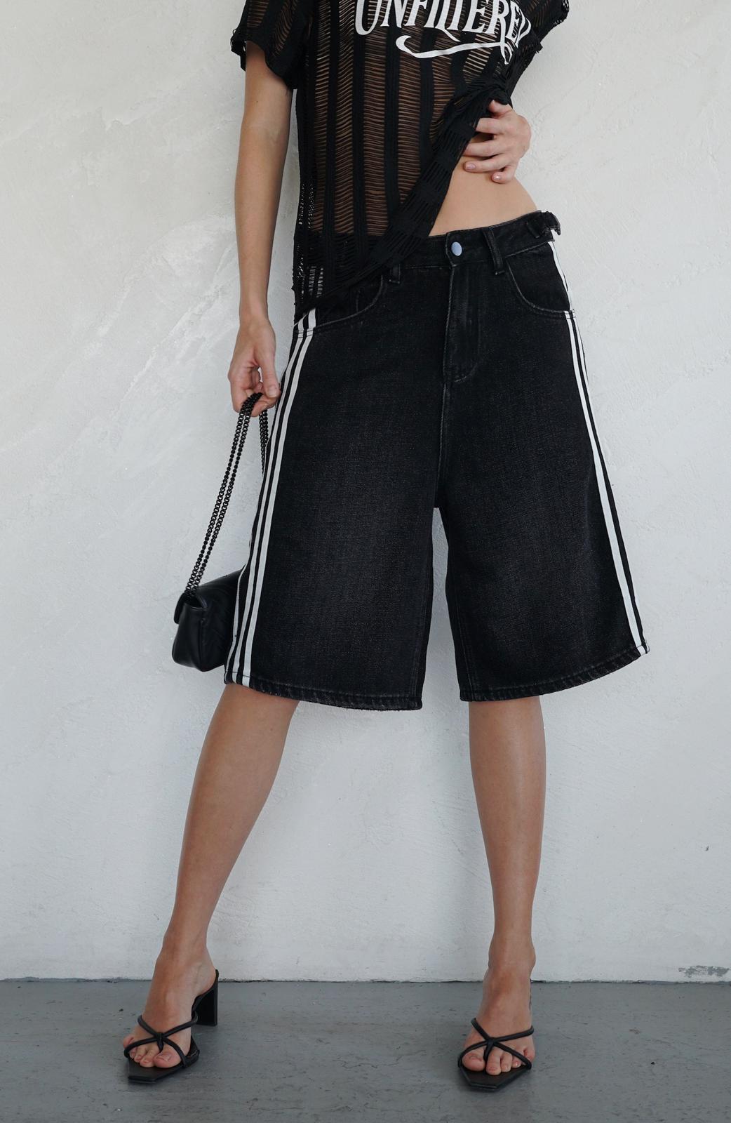 ברמודה ג׳ינס פסים שורטים שחור אנטיגו