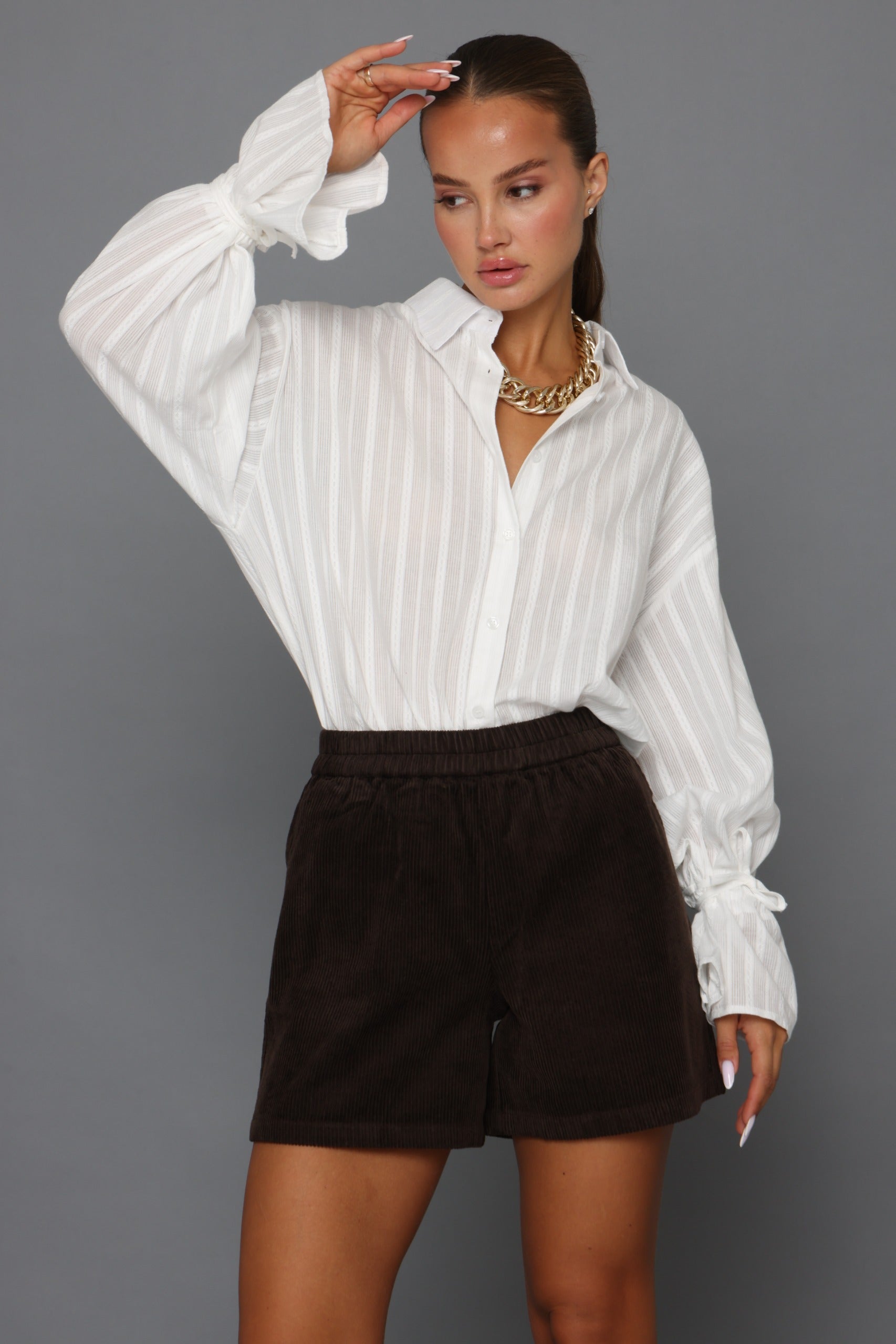 חולצת רקמה מכופתרת עם קשירה בשרוול חולצה לבן O.S קסארה