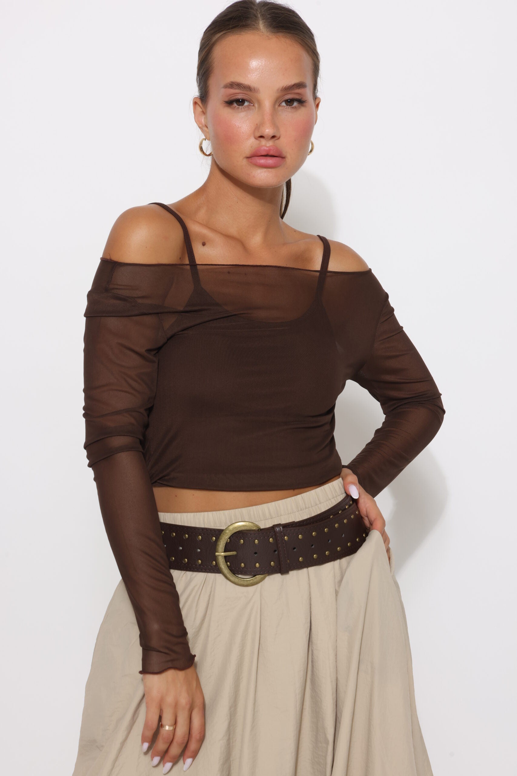 חולצת גרביון קרופ בשילוב גוזיה חום מבית קסארה רק בשני בוטיק מעצבים